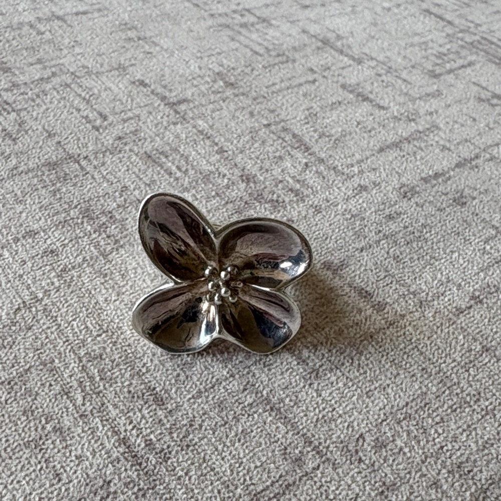 Robert Lee Morris: Elegant Silver Flower Ring